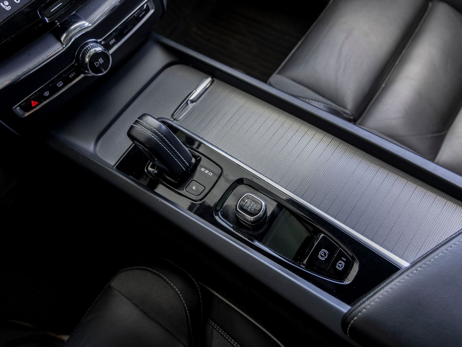 2022 Volvo XC60 Recharge Plug-In Hybrid T8 R-Design