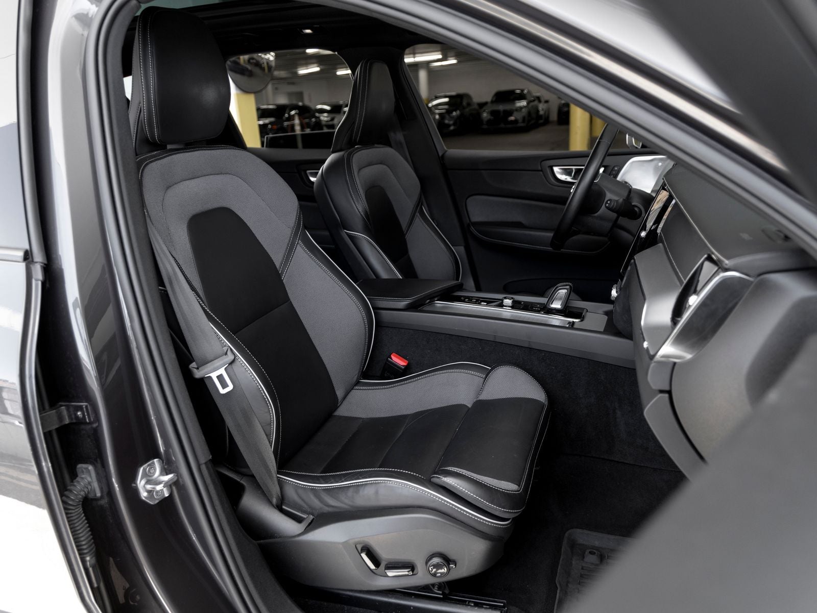 2022 Volvo XC60 Recharge Plug-In Hybrid T8 R-Design