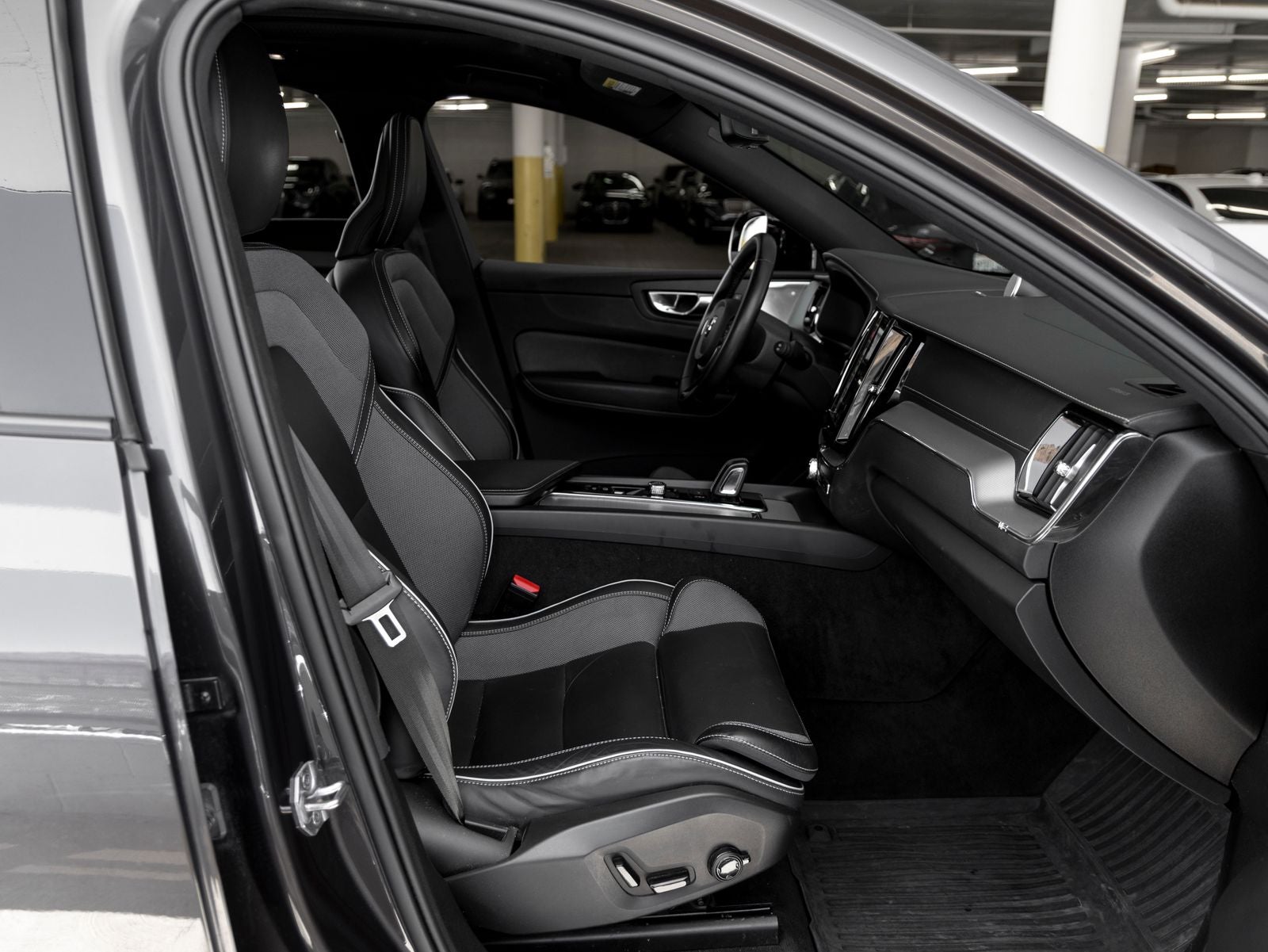 2022 Volvo XC60 Recharge Plug-In Hybrid T8 R-Design